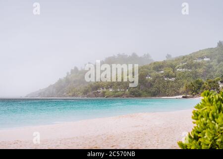 La pluie tropicale couvrait la plage d'Anse Intendance sur l'île de Mahe aux Seychelles. Banque D'Images