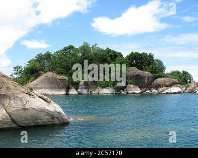 Belle vue sur les rochers sur la baie de Monkey La rive du lac Malawi capturé en Afrique Banque D'Images