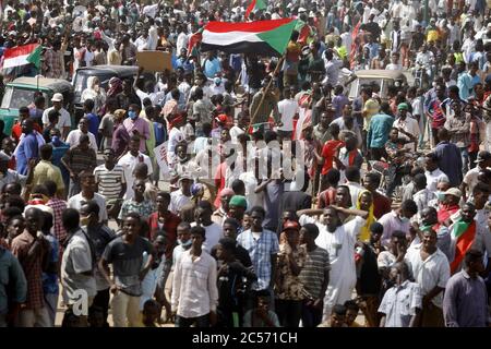 Khartoum, Soudan. 30 juin 2020. Des personnes participent à une manifestation de masse à Khartoum, Soudan, le 30 juin 2020. Mardi, des dizaines de milliers de manifestants soudanais ont manifesté à Khartoum et dans d'autres villes pour réclamer des réformes politiques et une transformation démocratique. Crédit: Mohamed Khidir/Xinhua/Alay Live News Banque D'Images