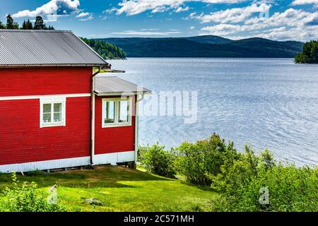 Maison rouge dans le paysage côtier de Suède Banque D'Images