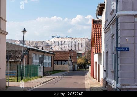 Allemagne, Saxe-Anhalt, Loitsche: Derrière les maisons à colombages, le dépotoir de résidus des travaux de potasse Zielitz. K&S Kali GmbH est l'un des principaux sels de voirie Banque D'Images