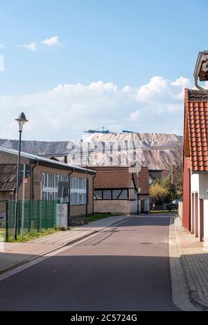 Allemagne, Saxe-Anhalt, Loitsche: Derrière les maisons à colombages, le dépotoir de résidus des travaux de potasse Zielitz. K&S Kali GmbH est l'un des principaux sels de voirie Banque D'Images