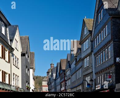 Europe, Allemagne, Hesse, Parc naturel de Lahn-Dill-Bergland, ville de Herborn, maisons talées dans la rue principale, vue sur la place du marché avec la ville de hal Banque D'Images