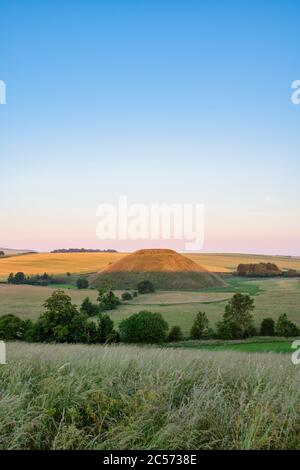 Silbury Hill en été au lever du soleil. Avebury, Wiltshire, Angleterre Banque D'Images