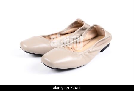 chaussures plates beige pour femmes sur fond blanc. Banque D'Images