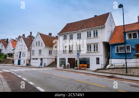 Stavanger, Norvège - 2 août 2018 : vue sur la ville avec maisons traditionnelles en bois blanc Banque D'Images