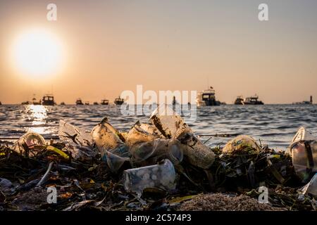 Résidus plastiques et plastiques lavés sur la plage au lever du soleil, Pantai Sanur, Denpasar, Bali Island, Indonésie, Asie Banque D'Images