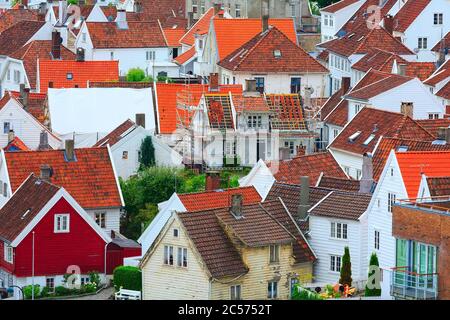 Stavanger, Norvège vue sur la ville avec des maisons traditionnelles en bois et toits rouges Banque D'Images