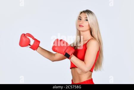 Auto-amélioration. Formation personnelle. Lutte avec son propre complexe. Style de vie sportif. Fille sportive rouge vêtements gants de boxe. Salle de gym et d'entraînement. Modèle de fitness. Femme sportive entraîneur de fitness. Résoudre les problèmes. Banque D'Images