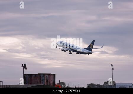 Aéroport de Cork, Cork, Irlande. 1er juillet 2020. Premier vol matinal depuis l'aéroport de Cork en trois mois, un Boeing 737 de Ryanair prend la direction de Londres. Alors que l'Europe rouvre après la pandémie de coronavirus, Ryanair a commencé à voler 40 % de sa flotte informatique à partir d'aujourd'hui.- Credit; David Creedon / Alay Live News Banque D'Images