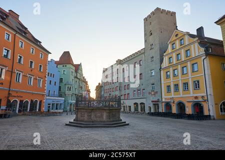 La fontaine de justice à Haidplatz dans la vieille ville dans la lumière du soir, Ratisbonne, Bavière, Allemagne Banque D'Images