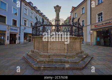 Fontaine à Neupfarrplatz dans la vieille ville dans la lumière du soir, Ratisbonne, Bavière, Allemagne Banque D'Images