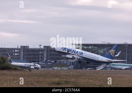 Aéroport de Cork, Cork, Irlande. 1er juillet 2020. Premier vol matinal depuis l'aéroport de Cork en trois mois, un Boeing 737 de Ryanair prend la direction de Londres. Alors que l'Europe rouvre après la pandémie de coronavirus, Ryanair a commencé à voler 40 % de sa flotte informatique à partir d'aujourd'hui.- Credit; David Creedon / Alay Live News Banque D'Images