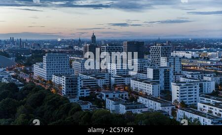 Munich Cityscape et Hirschgarten au crépuscule, Bavière, Allemagne Banque D'Images
