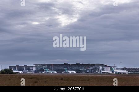 Aéroport de Cork, Cork, Irlande. 1er juillet 2020. Alors que l'Europe rouvre après la pandémie de coronavirus, Ryanair a commencé à voler 40% de sa flotte informatique à partir d'aujourd'hui. La photo montre l'avion sur le stand au terminal de l'aéroport de Cork, Cork, Irlande. - crédit; David Creedon / Alamy Live News Banque D'Images