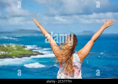 La jeune femme bénéficie de la vue depuis le belvédère de Makapu'u, la côte nord, l'île hawaïenne d'Oahu, Oahu, Hawaii, Aloha State, USA Banque D'Images