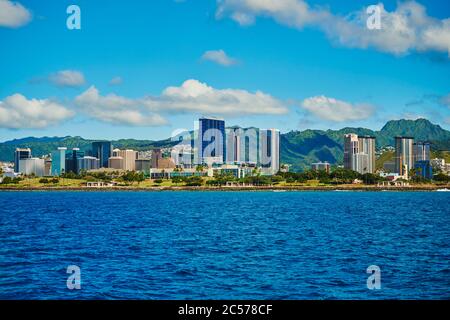 Paysage avec de grands bâtiments sur la plage, Honolulu, île hawaïenne d'Oahu, O'ahu, Hawaii, État d'Aloha, États-Unis Banque D'Images