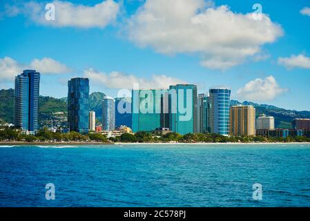 Paysage avec de grands bâtiments sur la plage, Honolulu, île hawaïenne d'Oahu, O'ahu, Hawaii, État d'Aloha, États-Unis Banque D'Images