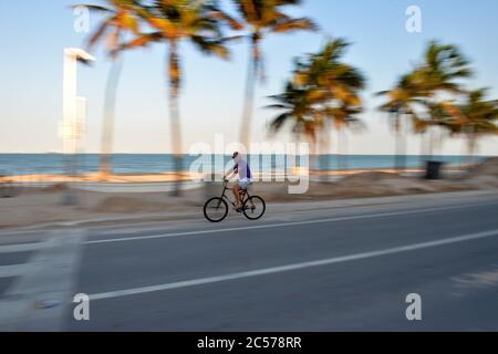 MIAMI, FL - JUILLET 01: PHOTO DE DOSSIER - les plages de Miami fermera le 4 juillet en raison des personnes coronavirus: A1A et fort Lauderdale Beach crédit: Storms Media Group/Alay Live News Banque D'Images