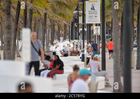 MIAMI, FL - JUILLET 01: PHOTO DE DOSSIER - Miami plages fermera pour le 4 juillet en raison de personnes coronavirus: Covid19 Florida crédit: Storms Media Group/Alay Live News Banque D'Images