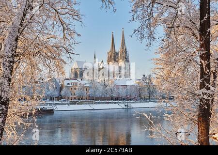 Vieille ville et église Saint-Pierre (cathédrale de Ratisbonne) au donau en hiver, Ratisbonne, Haut-Palatinat, Bayern, Allemagne, Europa Banque D'Images