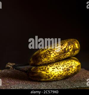 Deux bananes sur fond noir Banque D'Images