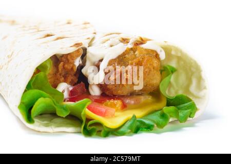 Photo de burrito de poulet grillé sur fond blanc Banque D'Images