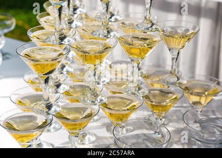 Photo de la pyramide de champagne lors du banquet de mariage Banque D'Images