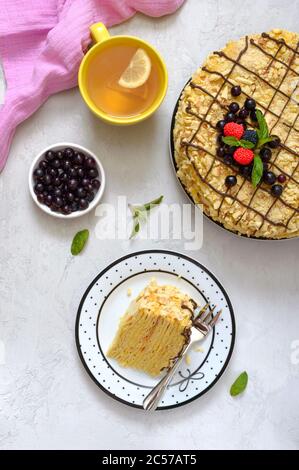 Gâteau Napoléon classique. Un délicieux dessert en couches de fête avec une pâte feuilletée et une crème anglaise. Un régal traditionnel russe Banque D'Images