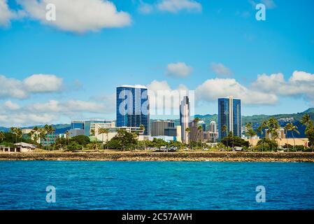 Paysage avec de grands bâtiments sur la plage, Honolulu, île hawaïenne d'Oahu, O'ahu, Hawaii, État d'Aloha, États-Unis Banque D'Images