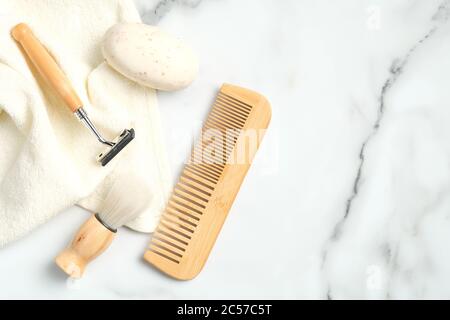 Composition de la couche plate avec rasoir, brosse, serviette, savon et peigne à cheveux. Accessoires de salle de bain pour homme, concept de soin du visage. Banque D'Images