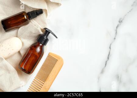 Composition de la couche plate avec rasoir, brosse, flacon de gel mousse, savon, serviette. Accessoires de salle de bain pour homme, concept de soin du visage. Banque D'Images