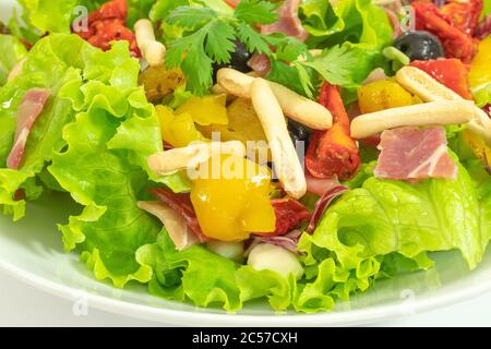 salade avec jambon et légumes grillés Banque D'Images