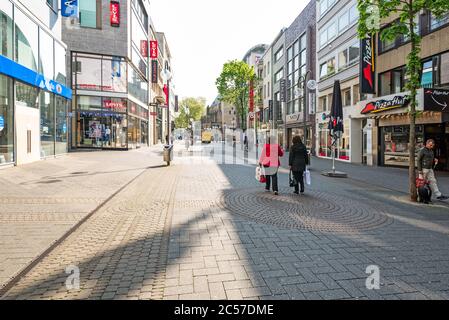 Deux femmes avec des sacs à provisions et du papier toilette se promo dans Schildergasse au centre de Cologne un vendredi normal. Banque D'Images