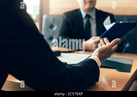 Homme d'affaires interroge un nouvel employé potentiel pour la société d'affaires. Banque D'Images