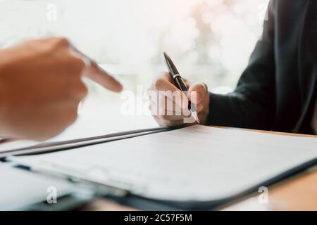 Agent immobilier main montrant au client où écrire signer un contrat de maison ou de papiers hypothécaires. Banque D'Images