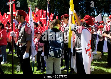 Les chrétiens se réunissent à Hyde Park à Sydney pour célébrer Pâques après la parade de Pâques annuelle de Sydney. Banque D'Images