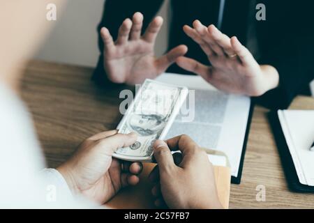 Personne d'affaires refusant les pots-de-vin donnés de l'argent par le partenaire avec le concept anti-corruption. Banque D'Images