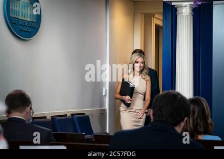 Kayleigh McEnany, secrétaire de presse de la Maison Blanche, arrive à une conférence de presse dans la salle de presse de James S. Brady à la Maison Blanche à Washington, DC, Etats-Unis, le mardi 30 juin 2020. McEnany a parlé de l'histoire du New York Times sur les renseignements militaires russes. Crédit: Sarah Silbiger/Pool via CNP | utilisation dans le monde entier Banque D'Images