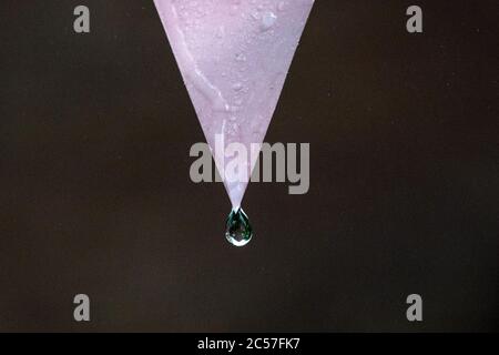 Cologne, Allemagne. 1er juillet 2020. Une goutte d'eau s'est départie de l'extrémité d'un pennant en plastique. Credit: Federico Gambarini/dpa/Alay Live News Banque D'Images