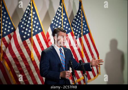 Washington, États-Unis d'Amérique. 30 juin 2020. Le sénateur américain Todd Young (républicain de l'Indiana) est accompagné d'autres dirigeants du Sénat GOP qui lui posent des questions à la suite du déjeuner GOP dans le bâtiment Hart Senate Office Building de Capitol Hill à Washington, DC., le mardi 30 juin 2020. Crédit : Rod Lamkey/CNP | usage Worldwide crédit : dpa/Alay Live News Banque D'Images