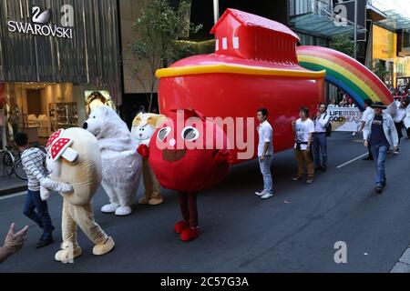 Les chrétiens, certains déguisés, participent à la parade de Pâques annuelle de Sydney en passant le long de Market Street, au cœur des affaires centrales de Sydney Banque D'Images