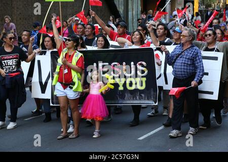 Les chrétiens participent à la parade de Pâques annuelle de Sydney en passant le long de Market Street, au cœur du quartier des affaires central de Sydney. Banque D'Images