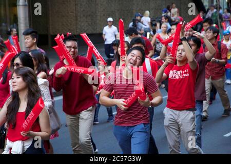 Les chrétiens participent à la parade de Pâques annuelle de Sydney en passant le long de Market Street, au cœur du quartier des affaires central de Sydney. Banque D'Images