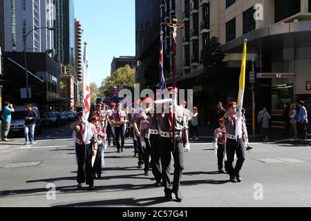 Les chrétiens participent à la parade de Pâques annuelle de Sydney en longeant Bathurst Street, au cœur du quartier des affaires central de Sydney. Banque D'Images