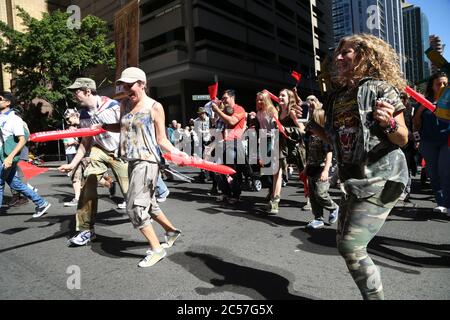 Les chrétiens qui participent à la parade de Pâques de Sydney dansent et célèbrent en se faisant le long de Bathurst Street, au cœur de la ce de Sydney Banque D'Images