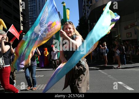 Les chrétiens qui participent à la parade de Pâques de Sydney dansent et célèbrent en se faisant le long de Bathurst Street, au cœur de la ce de Sydney Banque D'Images