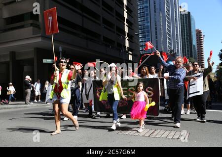 Les chrétiens participent à la parade de Pâques annuelle de Sydney en longeant Bathurst Street, au cœur du quartier des affaires central de Sydney. Banque D'Images