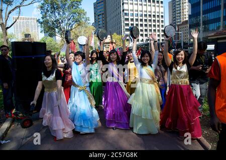 Les chrétiens qui participent à la parade de Pâques de Sydney reviennent à Hyde Park. Banque D'Images