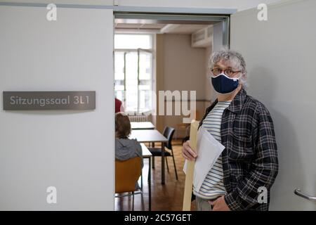 Hanovre, Allemagne. 1er juillet 2020. Benjamin Hickmott, violon et témoin dans l'affaire civile, est en cours régional. Le demandeur, violoniste de la NDR-Radiophharmonie, exige 5500 euros de la part de la personne qui a causé l'accident après un accident de la route. Il indique la valeur de son violon, fabriqué en 1755 par Carlos Antonio Testore à Milan, à 200,000 euros. Lors d'une collision arrière, son violon a été endommagé dans le siège arrière de sa voiture. Crédit : OLE Spata/dpa/Alay Live News Banque D'Images